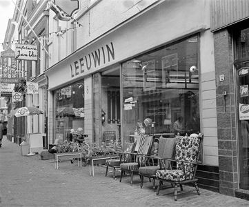 856175 Gezicht op de winkelpui van Leeuwin's Meubelpaleis (Mariastraat 8-10) te Utrecht.